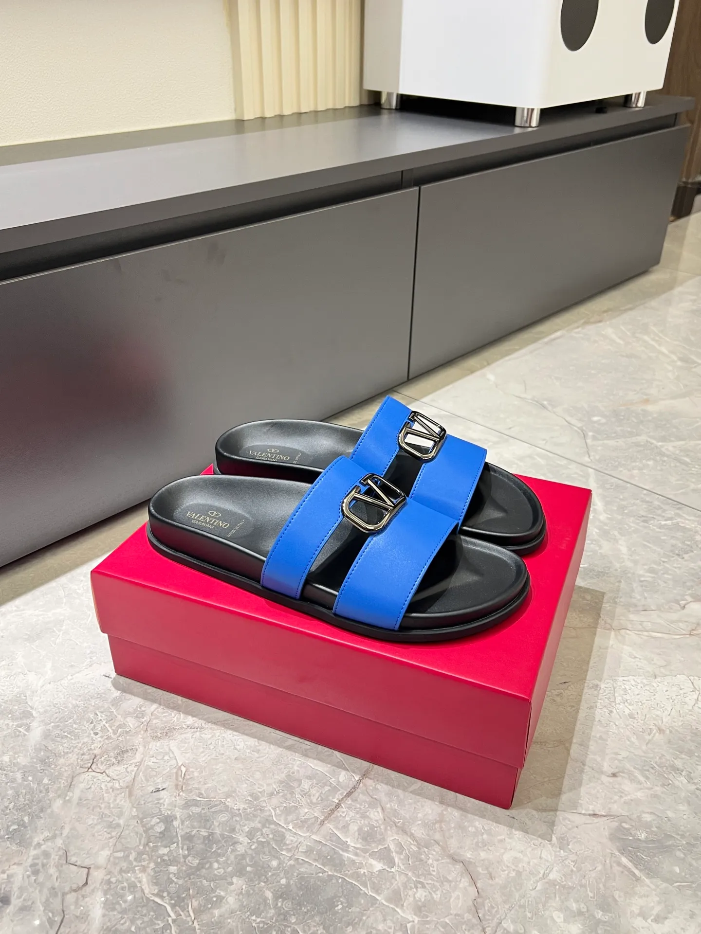 Men's shoes 💰p300 VALENTINO Men's 🧍‍♂️ Spring and summer new style metal logo flat slippers, elegant sandals, the same style worn by celebrities, original molding, imported calfskin. Rubber outsole. Soft and durable, full set of counter packaging size: 39-44 (.45.46 customized)